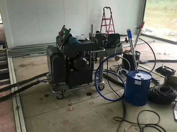 西藏拉薩冷庫保溫工程聚氨酯保溫材料5優(yōu)勢(圖1) 聚氨酯保溫發(fā)泡機(jī)用于輕鋼房保溫施工