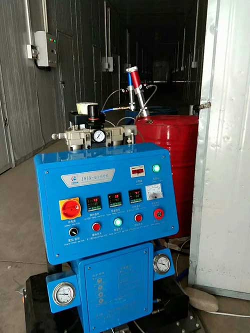 冷庫外墻保溫使用泡沫材料施工機械(圖1) Q2600冷庫外墻保溫使用泡沫材料施工機械